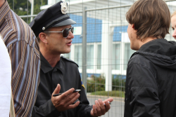 Walkact Cop im Dialog mit Gästen, eine Show von EventComedy.