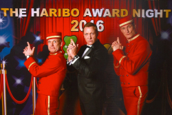 DIE PAGEN Walking Act beim Haribo Award mit James Bond Double.