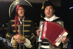 Piraten Walkact mit Musik und stimmungsvollen Seemannsliedern, begleitet mit Akkordeon.