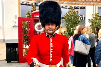 Spaß für Ihr Britisches Event bringt der Queens Guard Walkact.