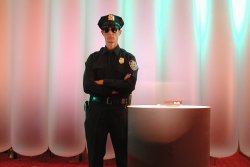 The american cop als Walkactfigur