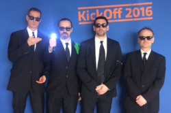 Männer in schwarzen Anzügen mit dunklen Sonnenbrillen als Walking Act für Firmenevent.