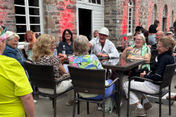 Bergmann Walkact im Close-up-Bereich sorgt für herzhaftes Lachen