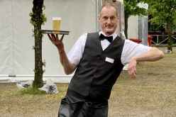 Pause muss sein - Comedy Kellner serviert.