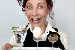 Diese Comedy-Kellnerin begeistert.