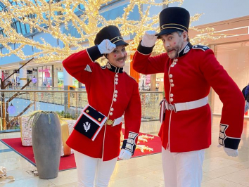 Die Comedy Nussknacker bereiten ein weihnachtliches Shopping Erlebnis.