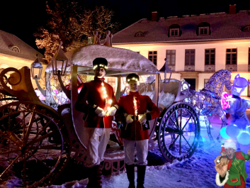 Nussknacker leuchten im Dunklen der weihnachtlichen Abendparade.