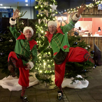 Die Firmenfeier mit Weihnachtsmarkt wird von witzigen Wichteln heimgesucht
