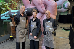 Walking Act mit Comedy Kellnern sind stark im Team und arbeiten gerne mit der Statuswippe.