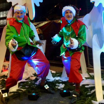 Witzige Wichtel unterhalten während der Weihnachtsfeier